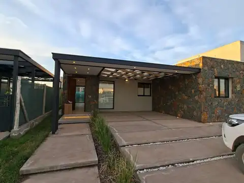 Casa en alquiler c/ cochera en Carrodilla