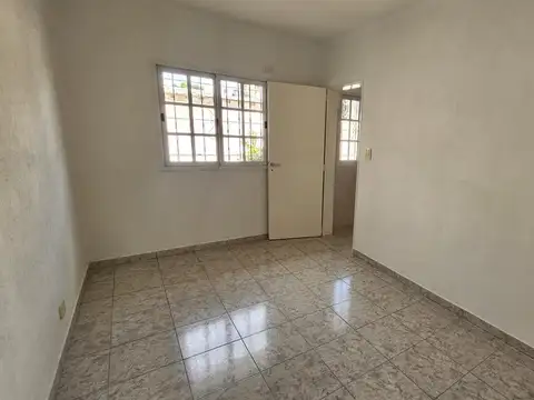 Depto Tipo Casa en Alquiler en Castelar, $ 450.000