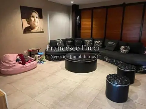 Casa en Venta con 2 cocheras