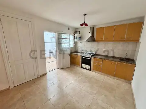 VENTA PH TIPO CASA 2 AMBIENTES MORON CENTRO CON PATIO