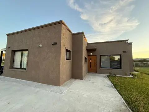 Casa 4 ambientes con 2 baños