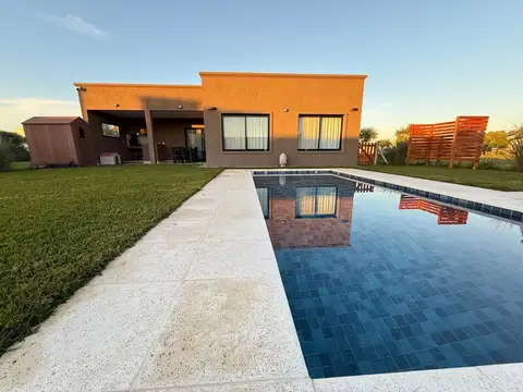 Casa Chalet  en Alquiler en San Ramón, Pilar del Este, Pilar