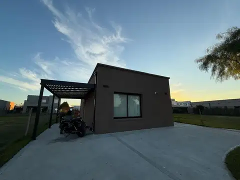 Casa en Alquiler en Pilar del Este - San Ramon, USD 1.400