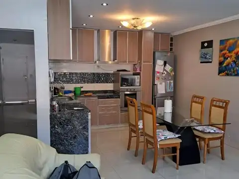 Venta de casa en 2 plantas c/pileta climatizada