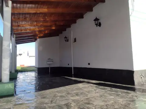 Casa en Alquiler con 2 cocheras