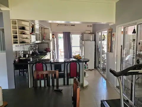 Casa 4 dormitorios cochera patio pileta + 3 dptos