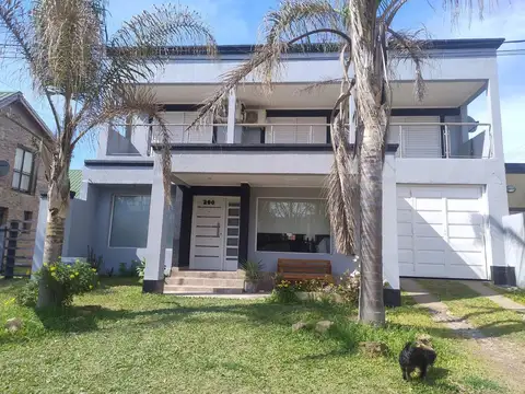 Casa 4 dormitorios cochera patio pileta + 3 dptos
