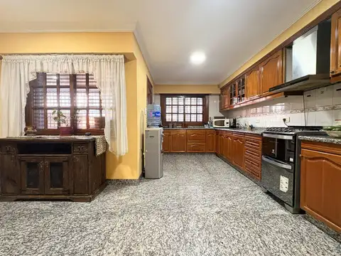 Casa en Venta con 2 cocheras