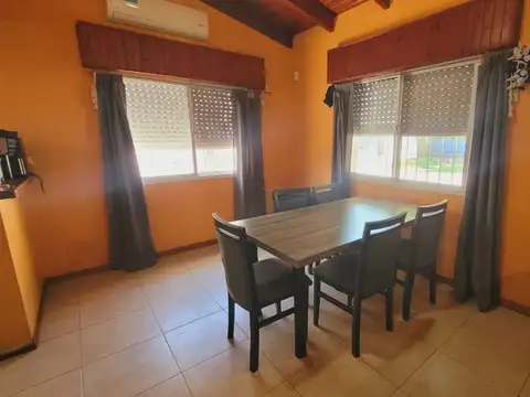 Casa 4 ambientes con 2 baños
