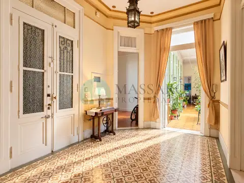 Exclusivo piso de 7 ambientes con balcón y cochera, Balvanera.