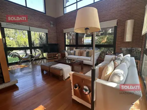 Casa en Venta con 4 cocheras