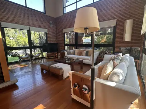 Casa en Venta con 4 cocheras