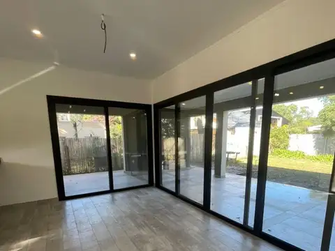 CASA EN VENTA EN BARRIO CON PORTÓN