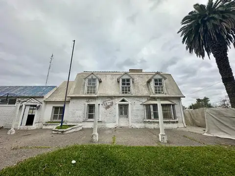 Gran propiedad en Venta de 1710 m2. Pileta, gran parque. Ideal inversión. Av. Varela, Centro Campana