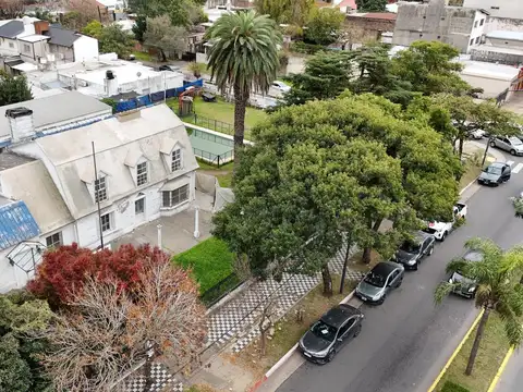 Gran propiedad en Venta de 1710 m2. Pileta, gran parque. Ideal inversión. Av. Varela, Centro Campana
