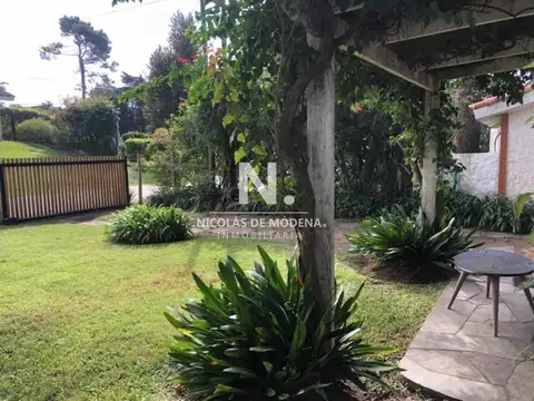 Vende Chalet de 2 dormitorios en Cantegril, Punta del Este.