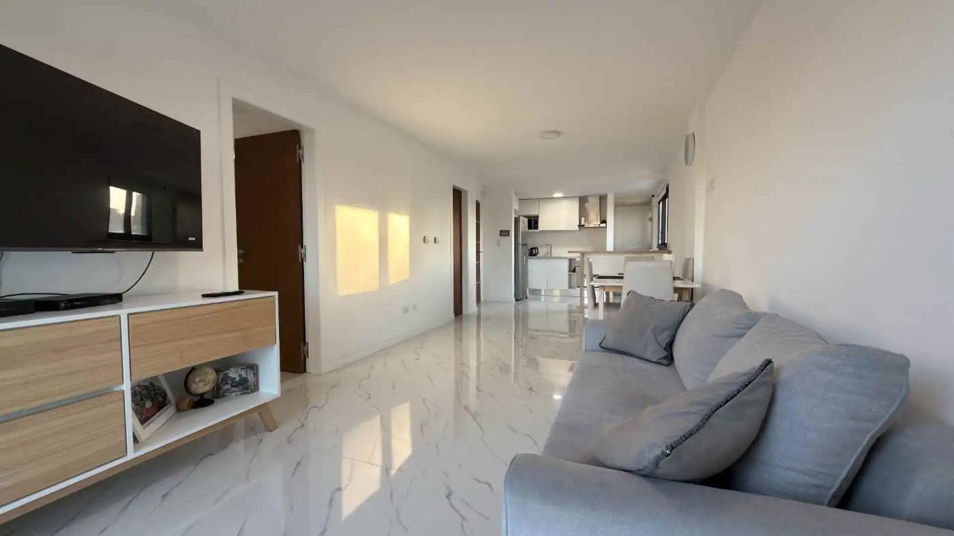 Departamento 2 ambientes con balcón cochera