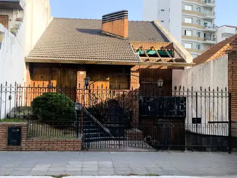 *CHALET 4 AMB. EN 2 PLANTAS *GARAGE CUBIERTO PARA 2 AUTOS *FONDO LIBRE CON PISCINA Y GALERIA 