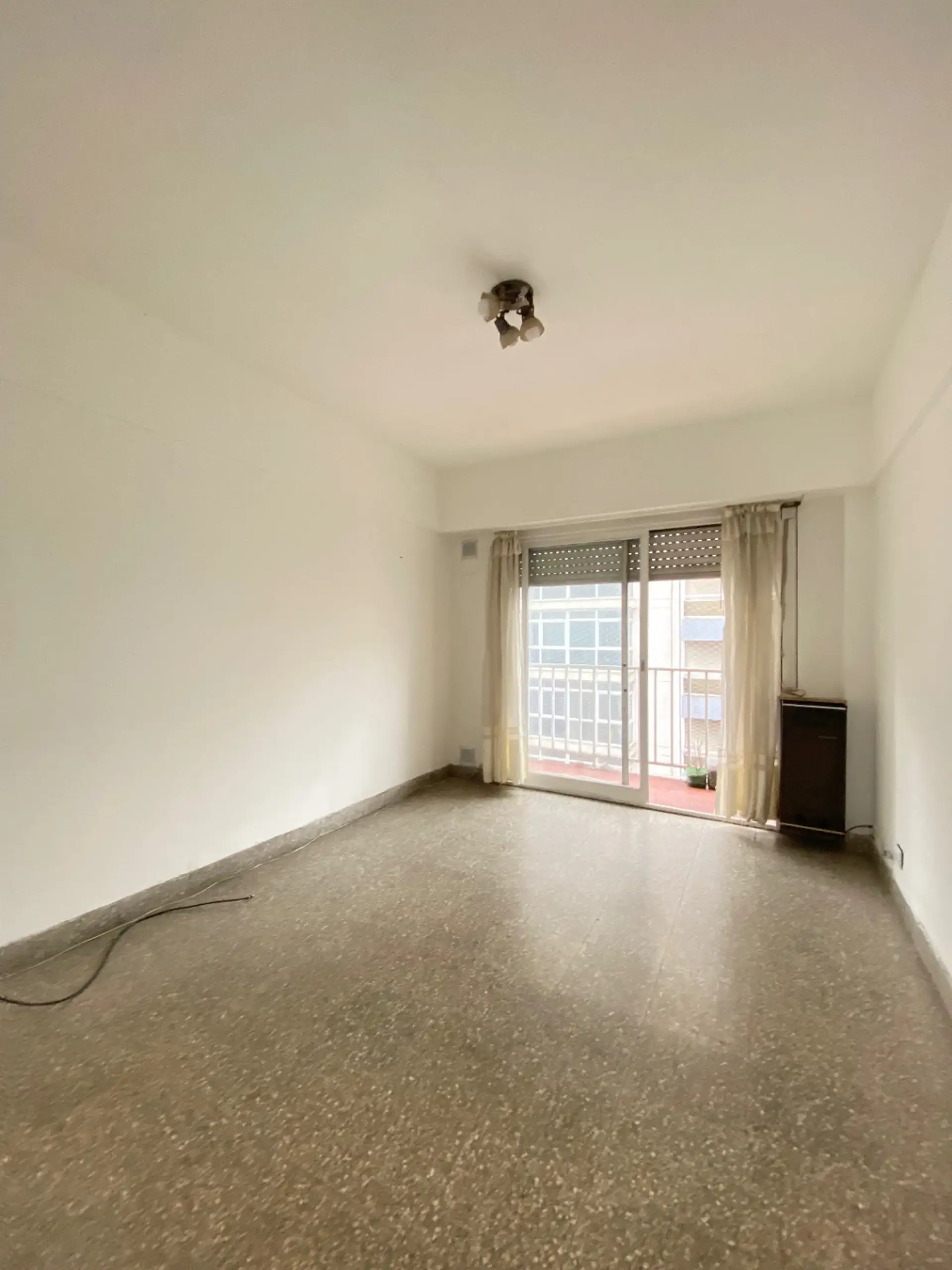 Departamento 2 amb a la calle con balcón — Gascón y Tucumán