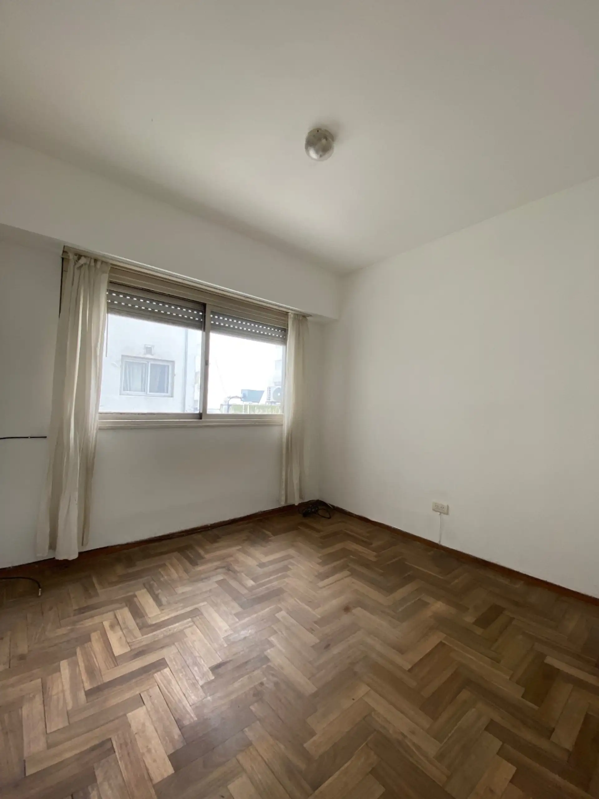 Departamento 2 amb a la calle con balcón — Gascón y Tucumán