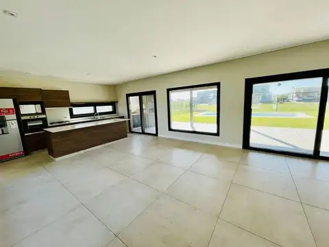 Casa 4 ambientes con 3 baños