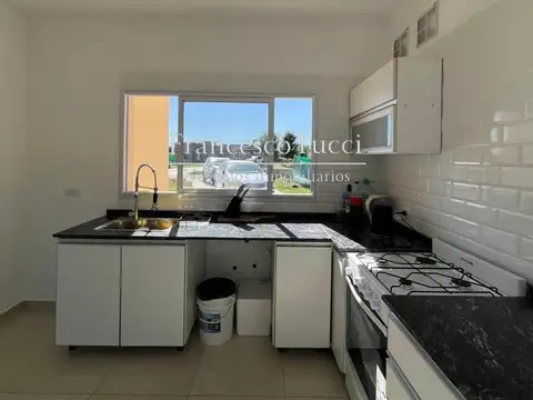 Casa 4 ambientes con 2 baños