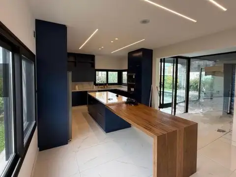 Casa en Alquiler con 4 cocheras