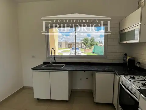 Casa en Alquiler con 3 cocheras