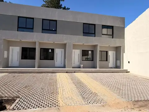 DUPLEX EN VENTA CON COCHERA Y PATIO - SAN MIGUEL
