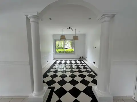 Casa en Alquiler con 6 cocheras