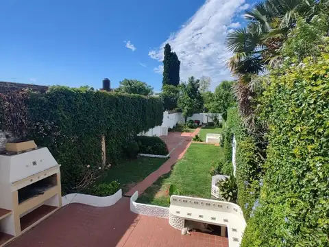 Casa 6 ambientes con 2 baños