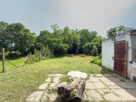 CASA CON LOCAL EN VENTA EN GOMEZ A REFACCIONAR