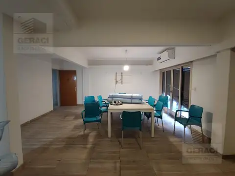 Amplia oficina con entrada independiente - A metros de Av. La Plata