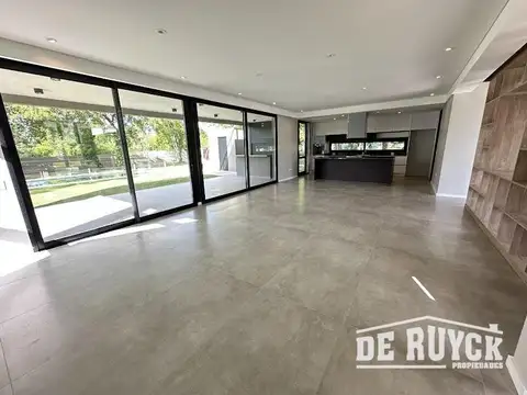 Casa 4 ambientes con 4 baños