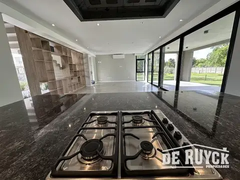 Casa a estrenar en Greenville 4 ambientes con pileta