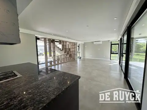 Casa en Venta con 5 cocheras