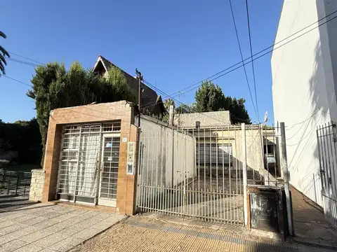 Casa 7 ambientes con local independiente.