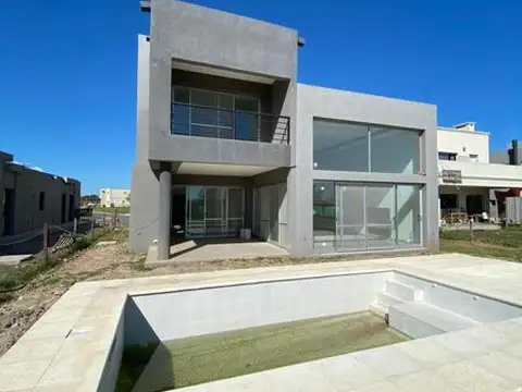 Casa 6 ambientes con 4 baños