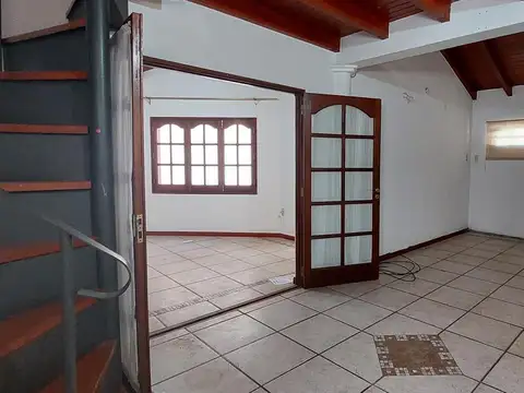 Casa 6 ambientes con 2 baños