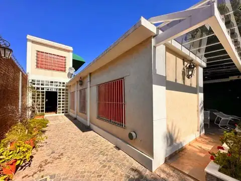Casa 7 ambientes con 2 baños