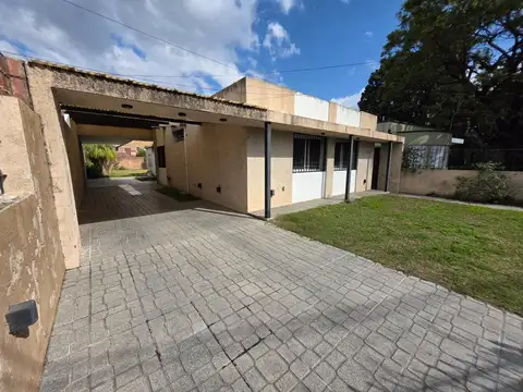 Casa 4 ambientes con 2 baños
