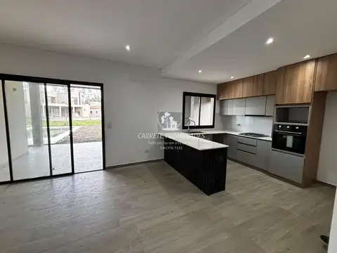 Casa en venta 5 ambientes y fondo a verde. Barrio Santa Sofia. Pilar 100