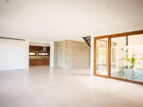 Casa 8 ambientes con 5 baños