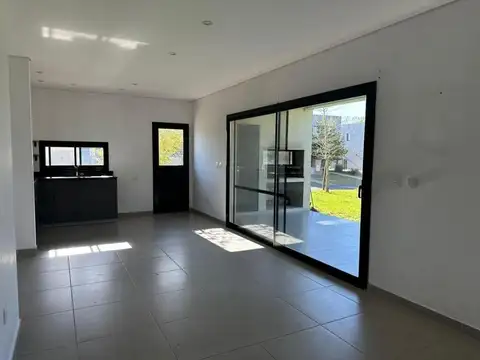 Casa en Alquiler con 1 cochera