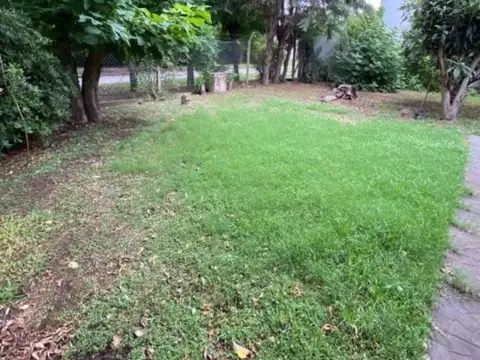 Gran lote en esquina con casa a reciclar
