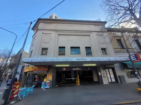 Edificio de cocheras con local comercial