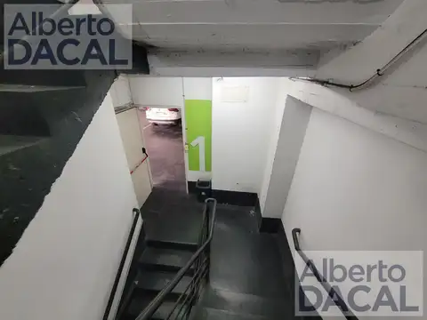 Edificio de cocheras con local comercial