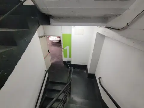 Edificio de cocheras con local comercial