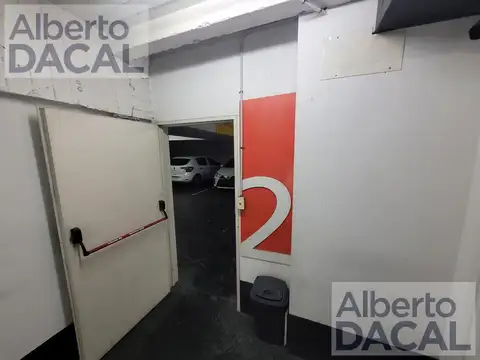 Edificio de cocheras con local comercial