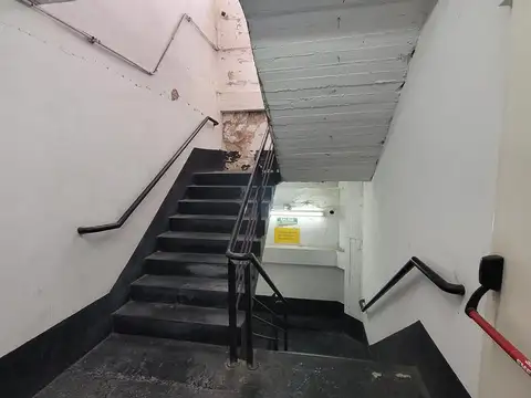 Edificio de cocheras con local comercial